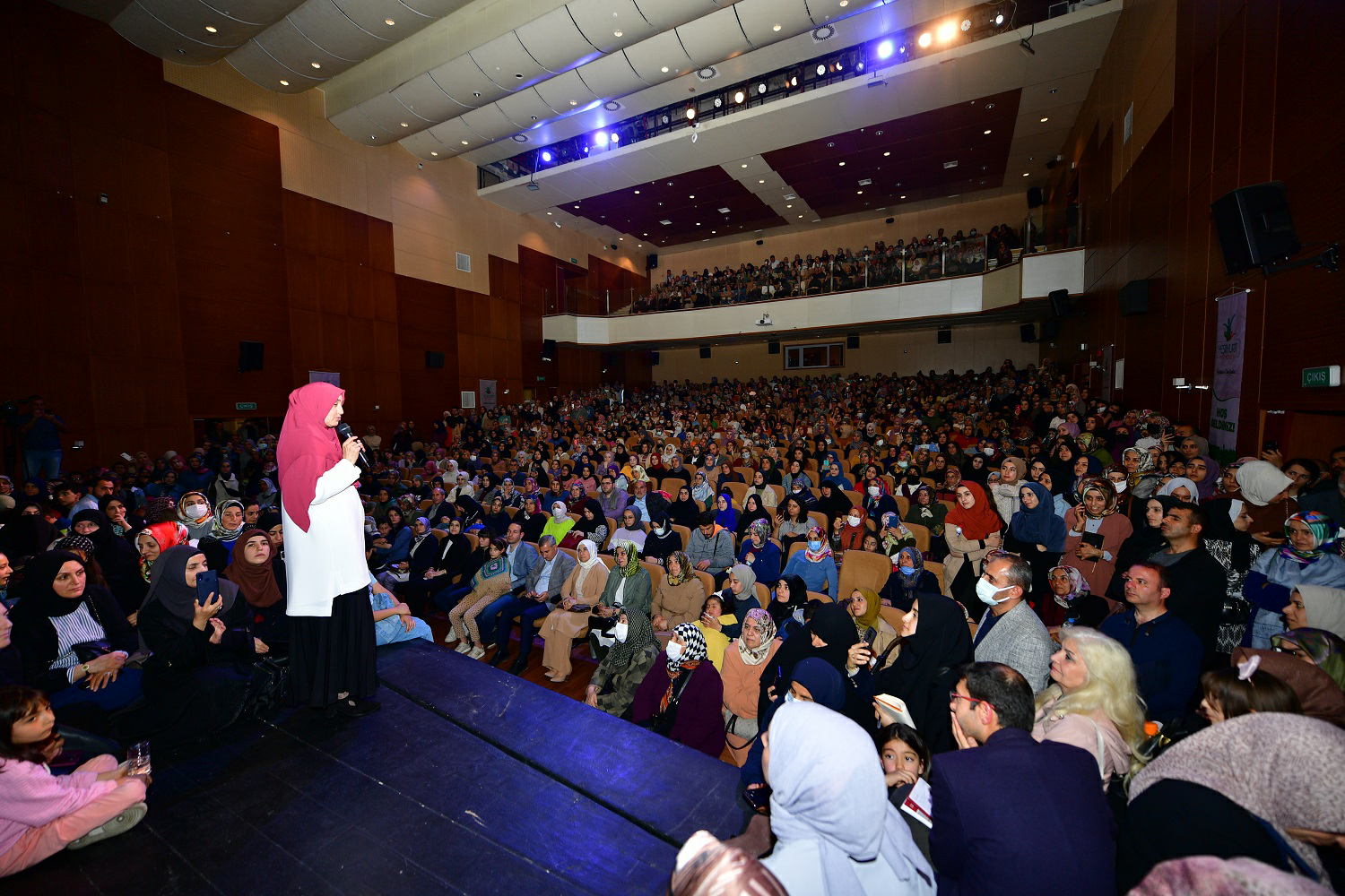 Araştırmacı-Yazar Saliha Erdim’in ‘Ailede Huzur Nasıl Sağlanır?’ Konferansı Yoğun İlgi Gördü.