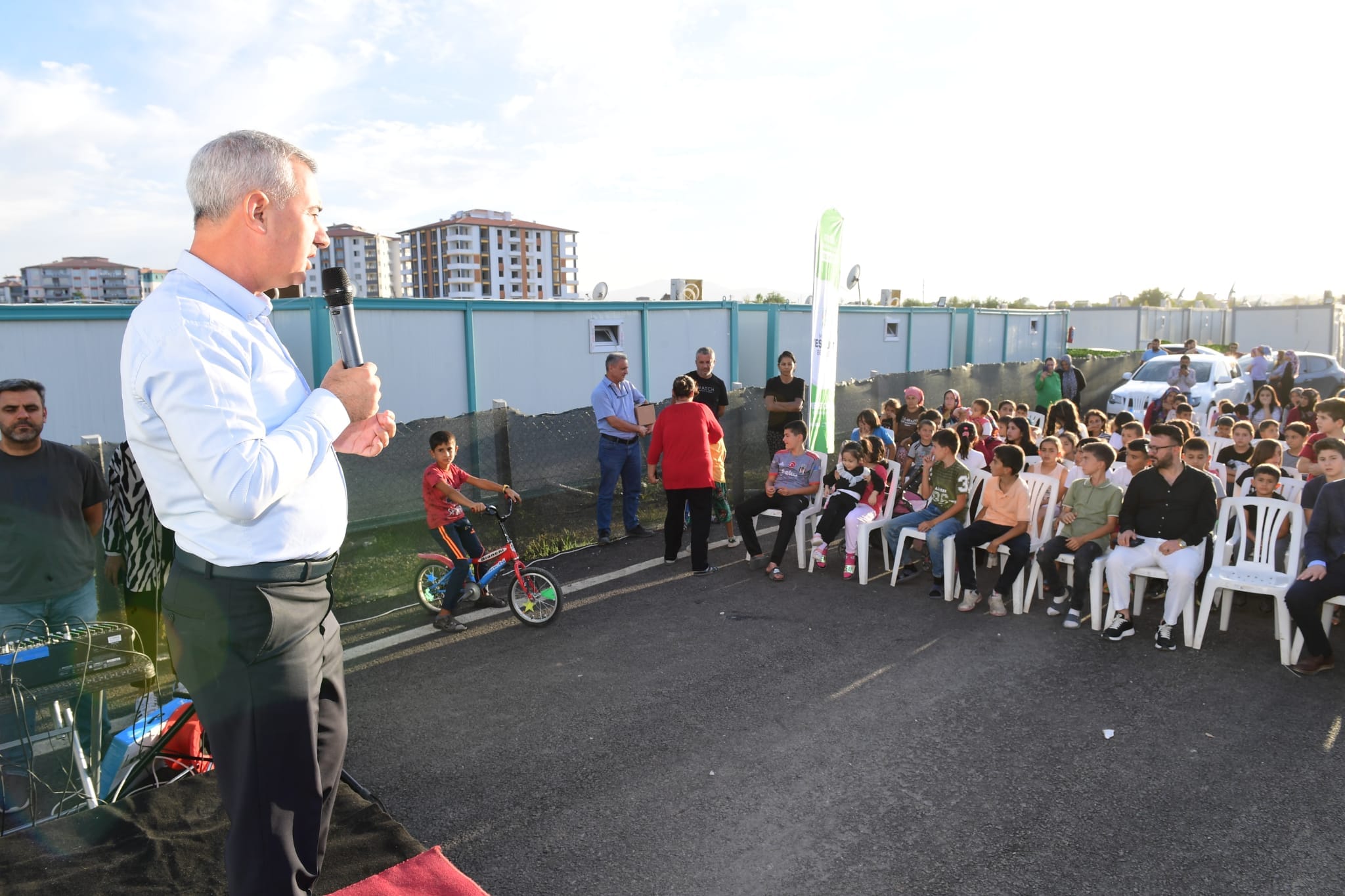 YEŞİLYURT KENT KONSEYİNİN KAYNARCA KONTEYNER KENTTEKİ ‘ÇOCUK ŞENLİĞİ’ NEŞELİ ANLARA SAHNE OLDU