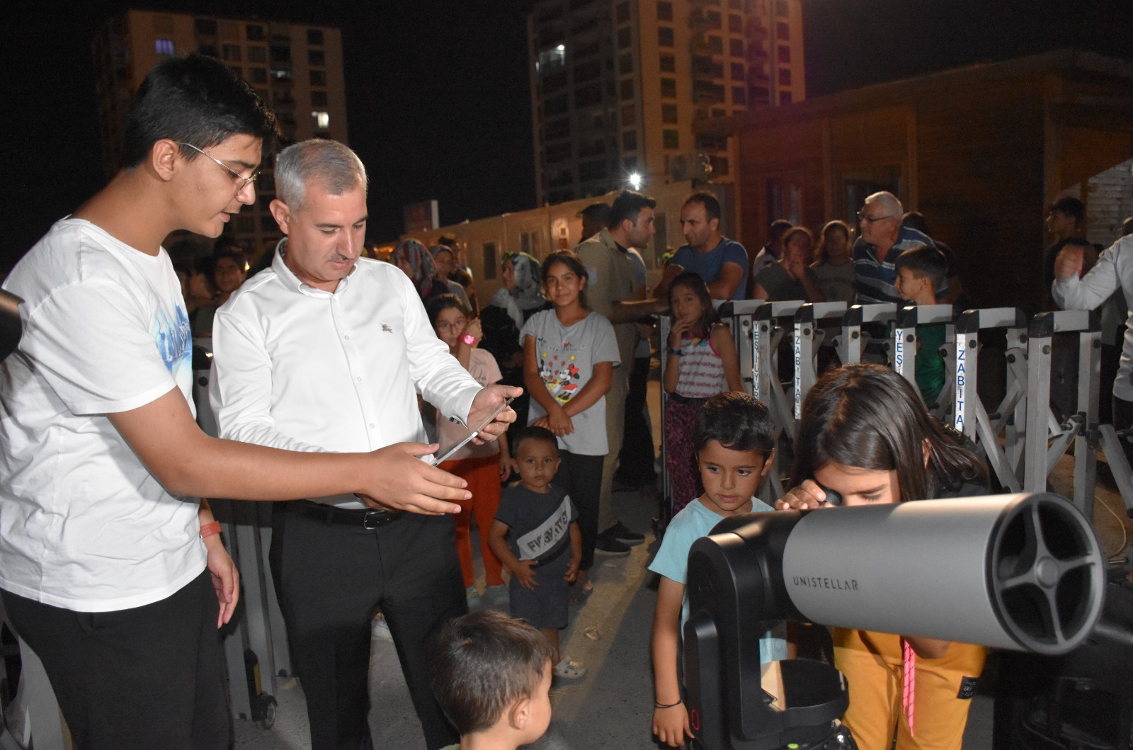 YEŞİLYURT KENT KONSEYİNİN ‘TELESKOP İLE AY GÖZLEMLEME’ ETKİNLİĞİ YOĞUN İLGİ GÖRDÜ